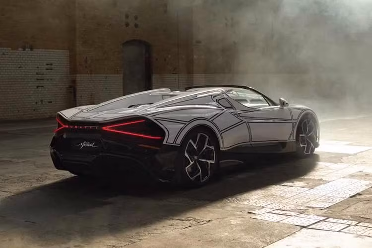 Đây không phải lần đầu tiên Bugatti thử nghiệm với sứ trên một trong những chiếc xe của mình. Năm 2011, hãng đã làm điều tương tự với Veyron Grand Sport Vitesse, cho ra mắt L'Or Blanc, một chiếc xe được trang trí bằng chất liệu này và nhấn nhá bằng các chi tiết sơn màu trắng và xanh lam.