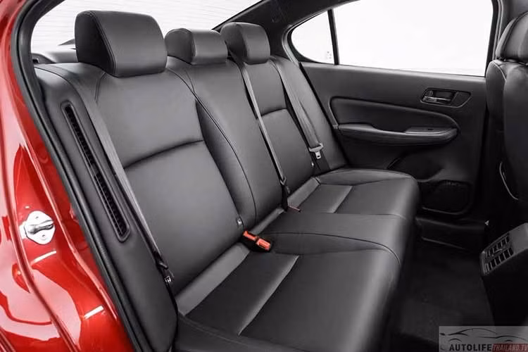 Ở bản máy xăng, Honda City tại Thái Lan sử dụng động cơ tăng áp 1.0L 3 xi-lanh thay vì động cơ hút khí tự nhiên 1.5L như tại một số thị trường khác. Khối động cơ này cho công suất 122 mã lực và mô-men xoắn 173 Nm, kết hợp hộp số CVT.