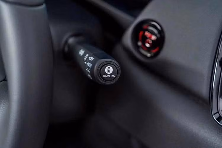 Honda City sedan có kích thước dài 4.553 mm, rộng 1.748 mm, cao 1.467 mm, trục cơ sở 2.589 mm. Bản hatchback dài 4.369 mm, rộng 1.748 mm, cao 1.501 mm, trục cơ sở tương tự 2.589 mm. Cả hai đều có bình nhiên liệu 40 lít.