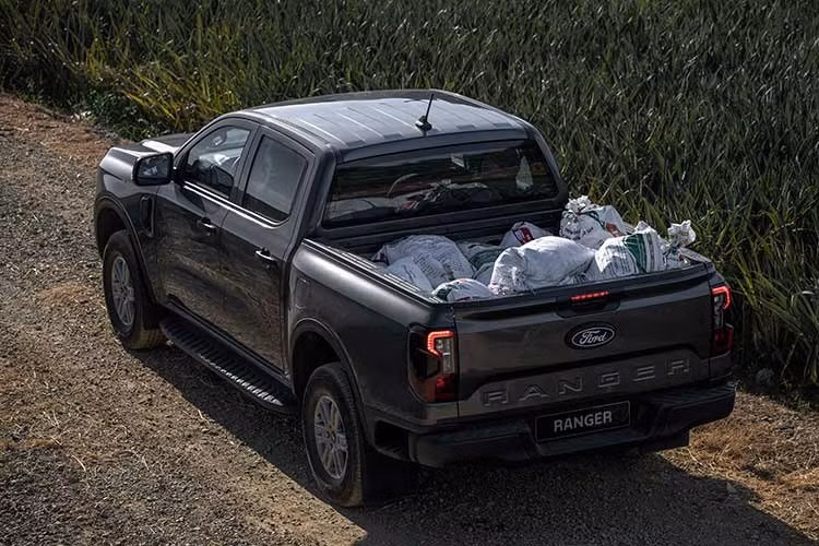 Ranger Wildtrak 2.0L turbo với hệ dẫn động 4x4 gài cầu điện và khóa vi sai sau tự động, hệ thống quản lý địa hìnhgiúp chiếc xe vận hành linh hoạt và tiết kiệm dù đi trong phố hay các hành trình dài. Phanh đĩa 4 bánh, mâm xe 18-inch thiết kế mới, cảm biến áp suất lốp,...