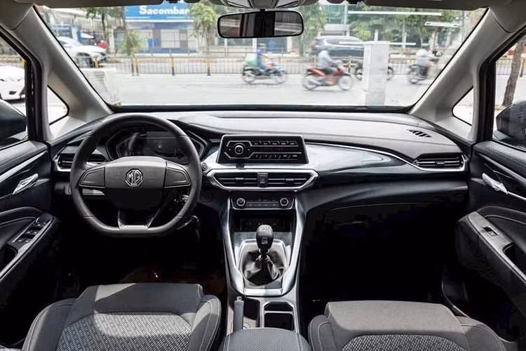 Trong 5 tháng đầu năm, VinFast đã bàn giao 24.059 chiếc Limo Green, đưa mẫu MPV thuần điện này trở thành xe bán chạy nhất thị trường. Dù có giá niêm yết 749 triệu đồng, cao hơn phiên bản số sàn của MG G50, Limo Green được hưởng chính sách miễn 100% lệ phí trước bạ cùng nhiều chương trình ưu đãi từ VinFast, góp phần thu hẹp khoảng cách chi phí sở hữu.