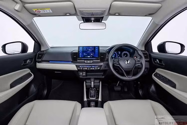 Bên trong cabin, Honda City 2026 được bổ sung gương chiếu hậu chống chói tự động, màn hình cảm ứng trung tâm dạng nổi kích thước 10 inch, hỗ trợ kết nối Apple CarPlay/Android Auto không dây, đèn viền nội thất, sạc điện thoại không dây và hệ thống camera 360 độ.