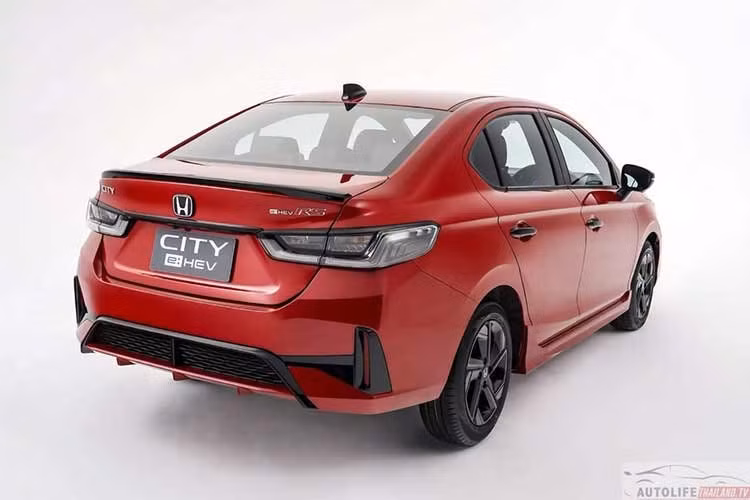 Ở lần nâng cấp này, Honda City được thay đổi đáng kể ở ngoại thất. Xe có cụm đèn pha Projector Lens thiết kế mới, dải đèn LED nối liền phía trước, lưới tản nhiệt và cản trước mới, mâm hợp kim 16 inch hai tông màu, logo H Mark đơn sắc, đèn hậu thiết kế mới và cản sau tinh chỉnh.