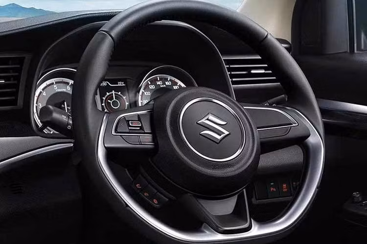 Hàng ghế thứ hai của Suzuki XL7 2026 có thể trượt, ngả lưng và gập theo tỷ lệ 60:40. Hàng ghế thứ ba hỗ trợ gập phẳng theo tỷ lệ 50:50 nhằm mở rộng khoang hành lý khi cần chở nhiều đồ cho những chuyến đi xa với những gia đình 5 người. Cung cấp sức mạnh cho Suzuki XL7 2027 vẫn là hệ truyền động hybrid nhẹ như trước.