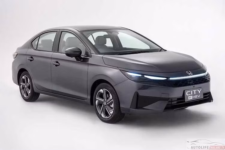 Honda City 2026 có tổng cộng 7 màu ngoại thất tùy phiên bản, cùng 2 tùy chọn màu nội thất gồm đen và xám Platinum dành riêng cho bản e:HEV SV. Sau khi ra mắt Thái Lan, City 2026 được kỳ vọng sẽ sớm có mặt tại Việt Nam. Mẫu xe này hiện là sản phẩm ôtô bán chạy thứ hai của Honda Việt Nam, sau CR-V.