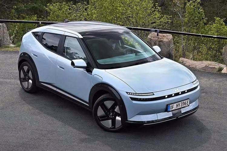 Hyundai đã giới thiệu mẫu xe điện Ioniq 3 hoàn toàn mới vào hồi tháng 4/2026 nhưng chỉ tập tập trung vào phiên bản thể thao N Line. Giờ đây, bản tiêu chuẩn của mẫu ôtô điện này mới chính thức lộ diện. Qua những hình ảnh do hãng công bố, có thể thấy Hyundai Ioniq 3 tiêu chuẩn sở hữu thiết kế ngoại thất tiết chế hơn cùng khoang nội thất sáng và thư thái hơn so với bản N Line cao cấp.