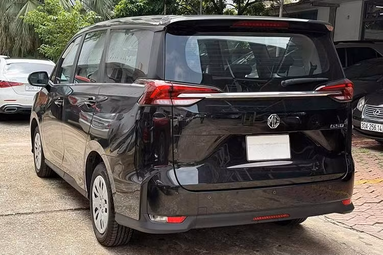MG G50 gặp không ít khó khăn trong việc tiếp cận nhóm khách hàng chạy dịch vụ, vốn là đối tượng mà mẫu xe này hướng đến. Một trong những nguyên nhân là xu hướng chuyển dịch sang xe điện nhằm tối ưu chi phí vận hành. Với chính sách miễn phí sạc và nhiều ưu đãi từ nhà sản xuất, VinFast Limo Green đang trở thành lựa chọn nổi bật trong nhóm khách hàng kinh doanh vận tải.