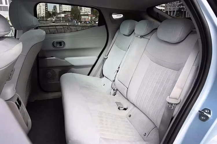 Ngoài ra, Ioniq 3 còn được trang bị trợ lý giọng nói AI Gleo với khả năng hỗ trợ hội thoại tự nhiên. Ở giai đoạn đầu, Hyundai Ioniq 3 sẽ có hai cấu hình truyền động là Standard và Long Range, đều sử dụng 1 mô-tơ điện.