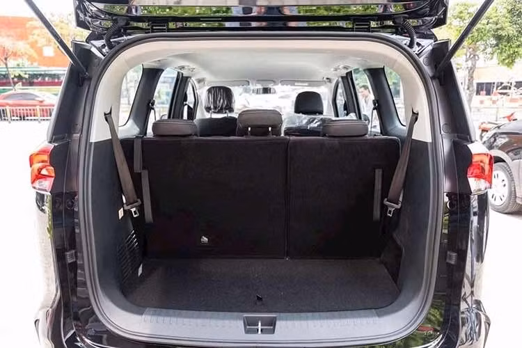 Mẫu MPV G50 MT của Trung Quốc có lợi thế lớn về mặt kích thước khi sở hữu thông số dài x rộng x cao lần lượt 4.825 x 1.825 x 1.778 mm và chiều dài cơ sở 2.800 mm. Với kích thước này, MG G50 nhỉnh hơn Mitsubishi Xpander hay những chiếc MPV 5+2 phổ thông.