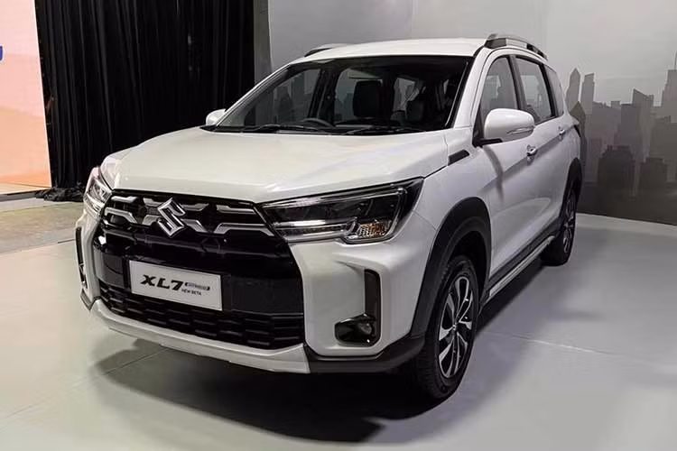 Theo kế hoạch, mẫu MPV sẽ chính thức ra mắt thị trường Indonesia vào cuối tháng 7/2026 trước khi mở rộng sang các thị trường Đông Nam Á khác, trong đó có Việt Nam và Thái Lan vào khoảng cuối năm. Thông tin này cũng phù hợp với những hình ảnh ghi nhận tại Việt Nam hồi đầu tháng 6, khi hai chiếc Suzuki XL7 2026 mang thiết kế mới xuất hiện tại trung tâm thử nghiệm khí thải.