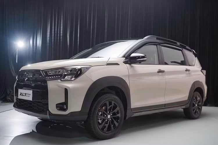 Tại Việt Nam, Suzuki XL7 cạnh tranh ở phân khúc MPV phổ thông cùng các đối thủ như Mitsubishi Xpander, Hyundai Stargazer và Honda BR-V. Trong bối cảnh doanh số của XL7 thời gian qua có xu hướng giảm, phiên bản nâng cấp được kỳ vọng sẽ giúp mẫu xe tăng sức cạnh tranh, trong khi Mitsubishi Xpander vẫn là mẫu MPV động cơ đốt trong có doanh số dẫn đầu phân khúc.