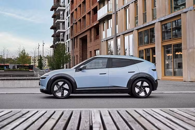 Mẫu xe SUV cỡ nhỏ Ioniq 3 được Hyundai mô tả là một mẫu ôtô điện linh hoạt, kết hợp các đặc điểm thiết kế của xe hatchback, fastback và SUV. Phiên bản tiêu chuẩn có phần cản trước đơn giản hơn với hốc hút gió đóng/mở chủ động. Các khe gió hầm hố và chi tiết ốp đen của bản N Line đã bị loại bỏ.
