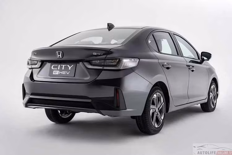 Trong khi đó, phiên bản e:HEV tiếp tục sử dụng mô-tơ điện đặt trước công suất 109 mã lực và mô-men xoắn 253 Nm, kết hợp pin lithium-ion và động cơ 1.5L công suất 98 mã lực. Ở tốc độ cao, động cơ xăng có thể truyền động trực tiếp để tối ưu hiệu suất vận hành. Mức tiêu thụ nhiên liệu công bố đạt khoảng 3,6 lít/100 km.