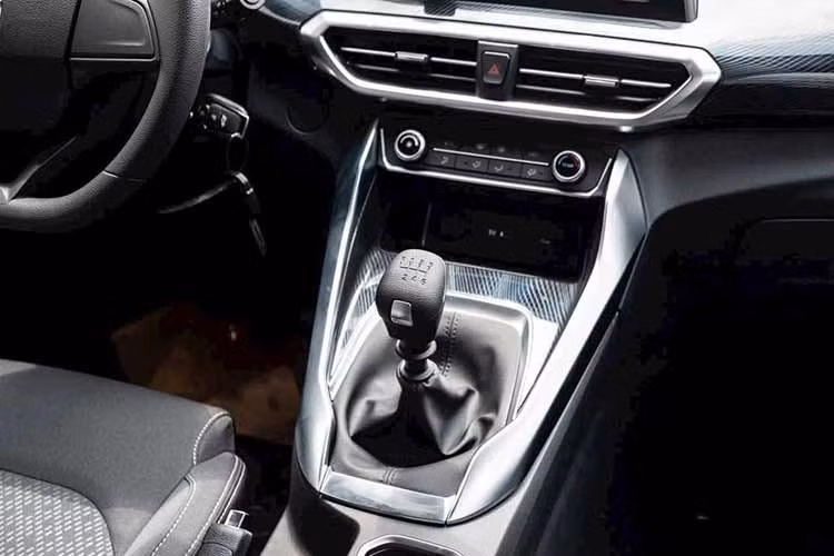 Phiên bản MG G50 MT trong bài viết này được định vị là lựa chọn có giá dễ tiếp cận nhất trong dải sản phẩm. Xe được trang bị đèn pha halogen dạng projector, mâm thép 16 inch đi kèm ốp mâm, nội thất sử dụng ghế nỉ, hai túi khí và không có màn hình giải trí trung tâm.
