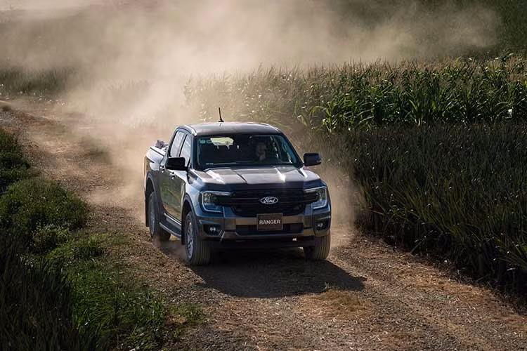 Ranger Wildtrak được phát triển như một giải pháp di chuyển toàn diện, cân bằng giữa nhu cầu công việc và phong cách sống, đáp ứng kỳ vọng ngày càng cao của khách hàng hiện đại. Với thiết kế mạnh mẽ, Ranger sở hữu cabin rộng rãi và thoải mái, đồng thời vẫn duy trì khả năng chở tải ấn tượng.
