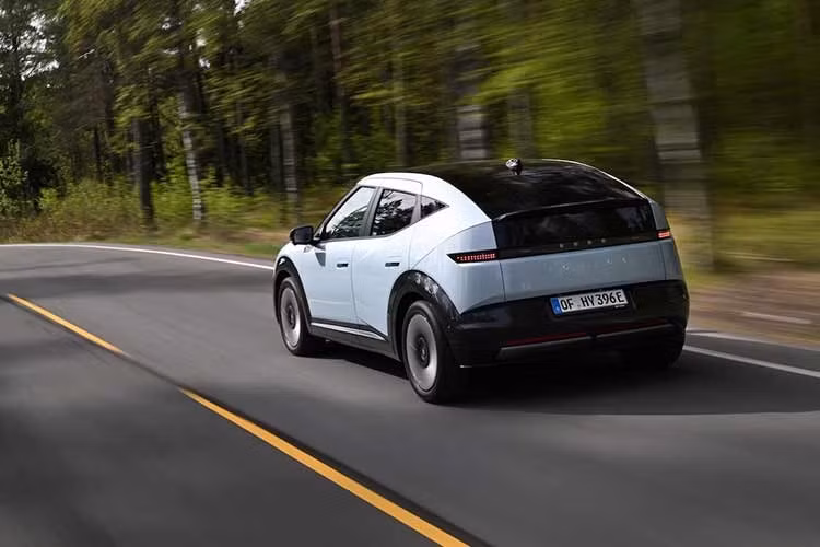 Cấu hình Standard cho công suất tối đa 144 mã lực và phạm vi hoạt động 344 km theo chu trình thử nghiệm WLTP nhờ bộ pin 42,2 kWh. Trong khi đó, cấu hình Long Range có thể di chuyển tối đa 496 km sau mỗi lần sạc nhờ pin 61 kWh lớn hơn và mô-tơ điện mạnh 133 mã lực.