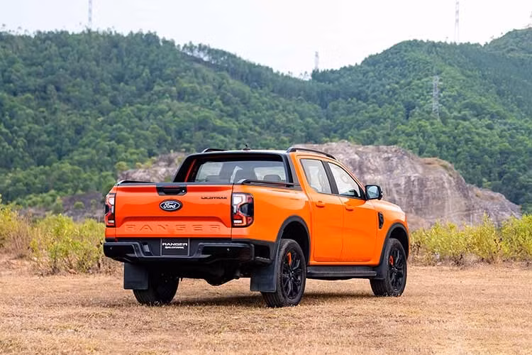 Gây hứng khởi nhất luôn là Ranger Raptor 3.0L – đến từ gia đình Ford Hiệu Năng Cao với trải nghiệm lái đầy phấn khích. Động cơ xăng EcoBoost 3.0L mang lại khả năng tăng tốc ấn tượng và phản hồi nhạy bén, kết hợp với hệ thống treo trứ danh Fox Sport 2.5 inch nổi tiếng trên các đường đua địa hình tốc độ cao