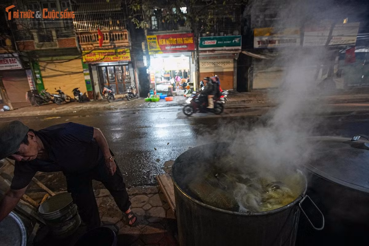 Nhiều gia đình còn quyết định gói số lượng bánh lớn gửi tặng người thân, bạn bè xa quê, hoặc dành một phần trao tặng những hộ nghèo, người neo đơn trong khu vực. Việc chia sẻ bánh chưng – một món quà vừa mang giá trị ẩm thực vừa chở đầy ý nghĩa tinh thần – trở thành nét đẹp đáng quý của mùa Tết Hà Nội.
