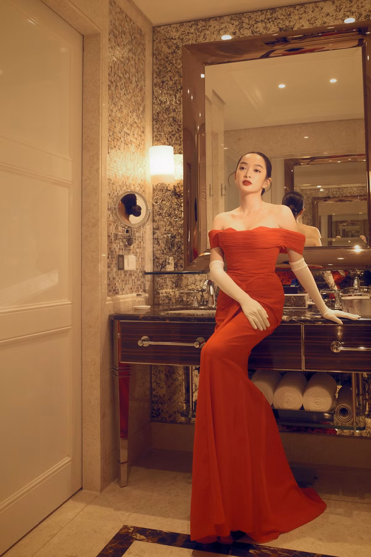 Điều đáng nói là Kaity chưa bao giờ đóng khung bản thân trong một hình ảnh cố định. Cô dám thử sức với nhiều dạng vai, từ cô nữ sinh ngây thơ, quý cô sang chảnh cho đến nhân vật có chiều sâu tâm lý. Ảnh sử dụng trong bài: FBNV