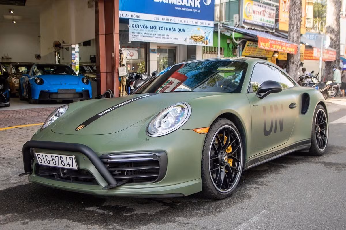 Nhưng chỉ sau vài tháng đăng ký biển số, trải nghiệm chưa nhiều, thì chủ nhân chiếc xe Porsche 911 Turbo S 991.2 này đã bán lại cho 1 showroom ở quận 5, Tp.HCM, ngày xe xuất hiện ở đây, không ít người bất ngờ, và cho rằng đây là chiếc Porsche 911 bị mua mới bán nhanh nhất.