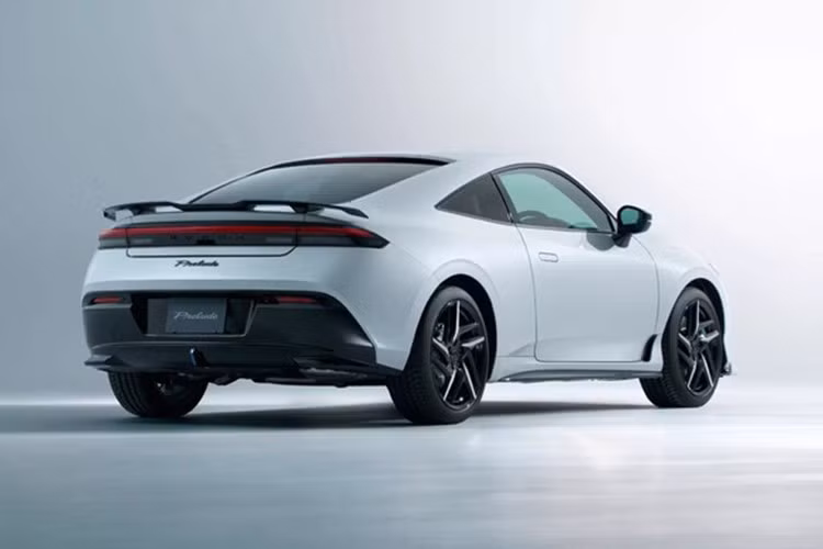 Nội thất Honda Prelude 2025 được hoàn thiện với ghế bọc da và da lộn, điều hòa tự động hai vùng, ghế trước có chức năng sưởi và đèn nội thất đa màu. Honda sẽ chính thức ra mắt Prelude vào ngày 4/9/2025.