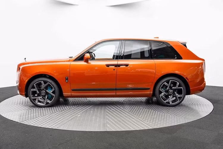 Đầu tiên chúng ta sẽ nói với lớp sơn cam sáng ở bên ngoài, màu áo này trên xe Rolls-Royce Cullinan 2025 cũng không có gì phải quá chê, tuy nhiên, tương phản với nội thất rất nhiều màu xanh nhạt và cam đã khiến cho màu xe và nội thất không ăn nhập gì với nhau.