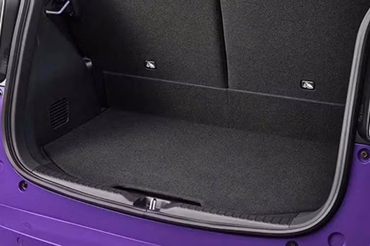 Đáng chú ý, Honda còn trang bị cho Super-One hộp số giả lập 7 cấp và hệ thống Active Sound Control. Cách làm này gợi nhớ đến các mẫu xe điện hiệu suất cao của Hyundai như IONIQ 5 N và IONIQ 6 N, nhằm tái tạo âm thanh cũng như cảm giác chuyển số kiểu xe thể thao động cơ đốt trong truyền thống.