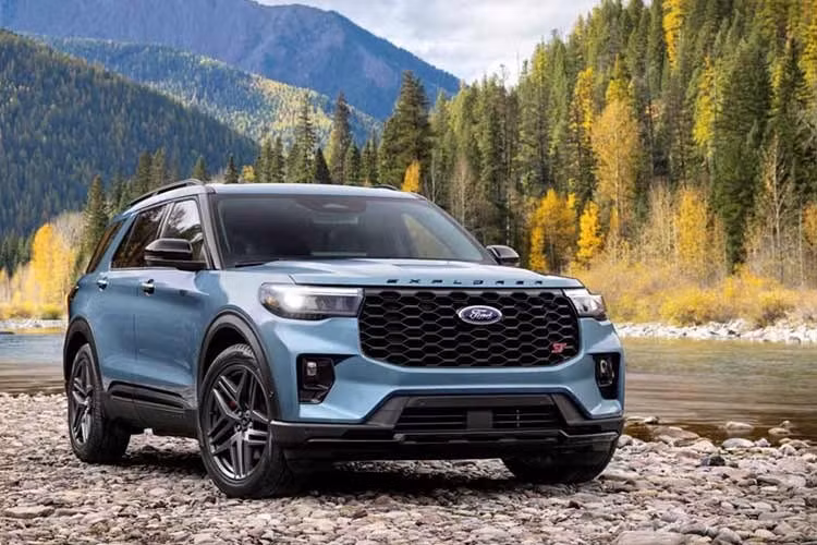 Dù Ford chưa chính thức công bố Explorer 2027, các thông tin mới cho thấy hãng xe Mỹ đang tiếp tục mở rộng khả năng cá nhân hóa cho mẫu SUV này thông qua nhiều gói trang bị mới, tùy chọn động cơ V6 EcoBoost và các nâng cấp về thiết kế, công nghệ.