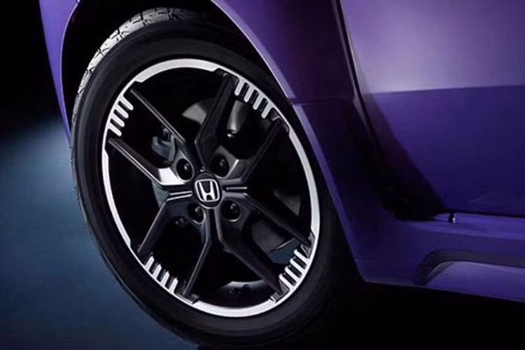 Honda giữ lại dáng xe vuông vức, hoài cổ, đồng thời bổ sung khung gầm nâng cấp, vòm bánh mở rộng và thân xe có tư thế thấp, rộng, thể thao hơn. Về kích thước, mẫu hatchback điện thể thao của Honda có thân xe rất nhỏ gọn, với chiều dài chỉ 3.395 mm. Con số này thậm chí còn ngắn hơn Volkswagen ID. Polo GTI, mẫu GTI thuần điện đầu tiên của Volkswagen.