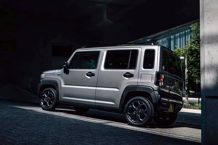 Trong lần nâng cấp mới, Suzuki Hustler tiếp tục theo đuổi phong cách SUV mini vuông vức đặc trưng nhưng được làm mới theo hướng hiện đại và cá tính hơn.Điểm thay đổi dễ nhận ra nhất nằm ở phần đầu xe với lưới tản nhiệt lớn hơn cùng các hốc gió cản trước được thiết kế lại.