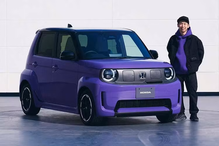 Honda Super-One đang có màn khởi đầu khá ấn tượng tại Nhật Bản. Chỉ sau khoảng một tháng mở nhận đặt trước từ ngày 21/4/2026, mẫu xe điện cỡ nhỏ này đã thu hút hơn 7.000 lượt đặt mua. Tại buổi họp báo diễn ra tuần trước - Phó chủ tịch Honda kiêm người đứng đầu hoạt động của hãng tại Nhật Bản, ông Hideo Kawasaka - cho biết phản hồi dành cho Super-One đã "vượt kỳ vọng".