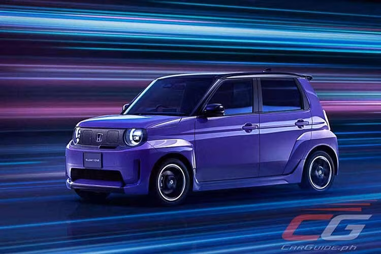 Chiến lược định vị của Honda cũng khá khôn ngoan. Super-One không cố trở thành một mẫu xe điện hiệu suất cao đắt đỏ, mà tập trung vào nhóm khách hàng muốn một chiếc xe nhỏ, vui, dễ dùng và có chi phí hợp lý. Yếu tố tiếp theo khiến Super-One bán chạy nằm ở thiết kế. Mẫu xe này được phát triển từ N-ONE e:, nhưng không chỉ là một phiên bản đổi tên.