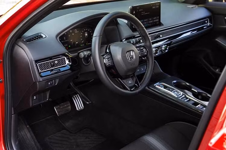 Trong đó, Honda S+ Shift được xem là điểm đáng chú ý nhất. Đây là công nghệ mô phỏng cảm giác sang số tương tự hộp số ly hợp kép Dual-Clutch bằng cách điều khiển mô-men xoắn từ mô-tơ điện kết hợp âm thanh động cơ thực và âm thanh giả lập.