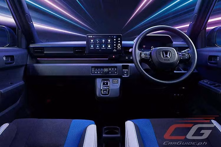 Khoang nội thất của Honda Super-One tiếp tục thừa hưởng từ nền tảng của N-ONE e:. Xe được trang bị màn hình giải trí 9 inch tiêu chuẩn, tích hợp sẵn Google, cho phép người dùng truy cập Google Maps cùng nhiều dịch vụ khác. Một điểm đáng chú ý là hệ thống âm thanh Bose cao cấp. Đây là lần đầu tiên Honda trang bị dàn âm thanh Bose cho một mẫu xe thương mại của hãng.