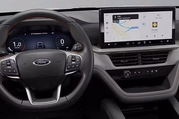 Đối với phiên bản Platinum, Ford lần đầu tiên cho phép khách hàng nâng cấp từ động cơ EcoBoost 2.3L 4 xi-lanh tiêu chuẩn lên động cơ 3.0L EcoBoost V6 mạnh mẽ hơn. Khi lựa chọn gói 3.0L Ultimate Package, xe còn được bổ sung nội thất bọc da cao cấp, logo Platinum trên ghế trước, họa tiết khâu riêng, ống xả chrome kép và bộ mâm hợp kim 21 inch.