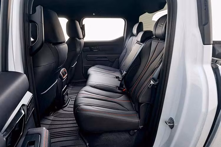 Tất cả các phiên bản của BYD Shark 6 đều sử dụng hệ thống treo tay đòn kép ở cả trước và sau thay vì nhíp lá phổ biến trong phân khúc này. Dòng Shark 6 cũng sẽ cải thiện khả năng off-road nhờ chế độ Crawl mới, liên tục điều chỉnh mô-men xoắn để ngăn bánh xe mất độ bám khi vượt đá, leo dốc hoặc di chuyển qua địa hình lún sâu.