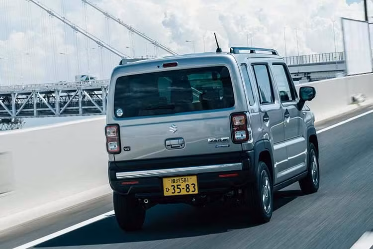 Trong khi đó, phiên bản cao cấp nhất Hybrid X Turbo 4WD có giá khoảng 12.400 USD (tương đương 326 triệu đồng). Riêng bản Tough Wild có giá dao động từ khoảng 11.500 USD đến 12.900 USD (hơn 300 - 339 triệu đồng) tùy cấu hình.