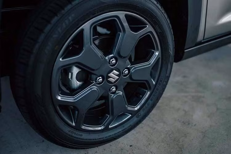 Đáng chú ý, phiên bản Tough Wild mang phong cách off-road tiếp tục sử dụng cản nhựa đen không sơn kết hợp các chi tiết giả kim loại, đồng thời bổ sung lưới tản nhiệt mới có dòng chữ “SUZUKI”, tạo cảm giác khá giống mẫu SUV địa hình Jimny.
