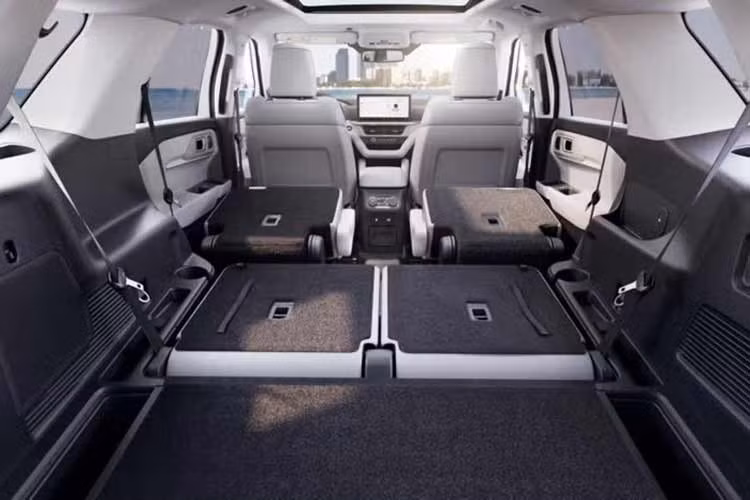 Ngoài ra, Ford cũng giới thiệu gói Ford Security Package mới với các tính năng chống trộm như cảnh báo trộm cắp, khóa vô hiệu hóa khởi động xe và dịch vụ hỗ trợ tìm xe bị đánh cắp. Một điểm đáng chú ý khác trên Explorer 2027 là tùy chọn “Slick Roof Conversion” dành cho các phiên bản Active, ST-Line, ST và Platinum.