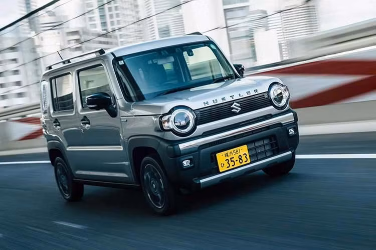 Theo Suzuki, Hustler đã vượt mốc doanh số 1 triệu xe tại Nhật Bản vào tháng 3/2026 kể từ khi thế hệ đầu tiên ra mắt năm 2014. Với phiên bản nâng cấp mới, hãng đặt mục tiêu bán khoảng 7.000 xe mỗi tháng tại thị trường nội địa.