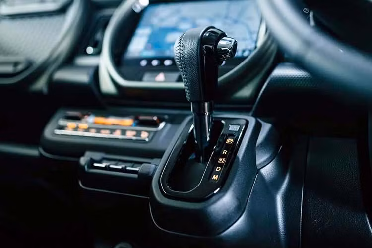 Suzuki cho biết hãng cũng đã tinh chỉnh hệ thống lái và hệ thống hỗ trợ vào cua nhằm mang lại cảm giác vận hành mượt mà và ổn định hơn. Về vận hành, Hustler facelift tiếp tục sử dụng hệ truyền động mild-hybrid 660cc 3 xi-lanh quen thuộc.