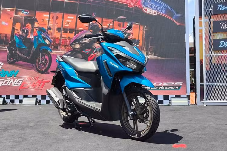 Sau khi ra mắt vào giữa tháng 7 vừa qua, Honda Việt Nam (HVN) đã chính thức "chốt giá" và kế hoạch bán ra của Vario 125 thế hệ mới. Ở lần xuất hiện này, điểm cải tiến đáng chú ý nhất về mặt ngoại hình của Honda Vario 125 nằm ở việc bổ sung phiên bản Street hoàn toàn mới.