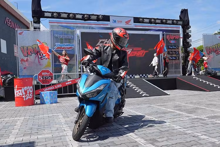 Sự chủ động của Honda Việt Nam trong việc đa dạng hóa phiên bản và chuẩn hóa trang bị không chỉ mang đến cho người tiêu dùng trong nước những lựa chọn xe tay ga chất lượng, mà còn từng bước thu hẹp thị phần của các đơn vị nhập khẩu nhỏ lẻ, đưa thị trường xe máy Việt Nam vào quỹ đạo cạnh tranh chính ngạch và minh bạch hơn.