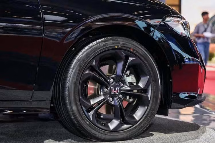 Civic e:HEV RS 2026 tại Indonesia sở hữu bộ mâm hợp kim 17 inch sơn đen, tay nắm cửa cùng màu thân xe, logo RS và các chi tiết trang trí tối màu đặc trưng. Khoang nội thất tiếp tục sử dụng tông màu đen kết hợp chỉ khâu đỏ nhằm tăng tính thể thao.