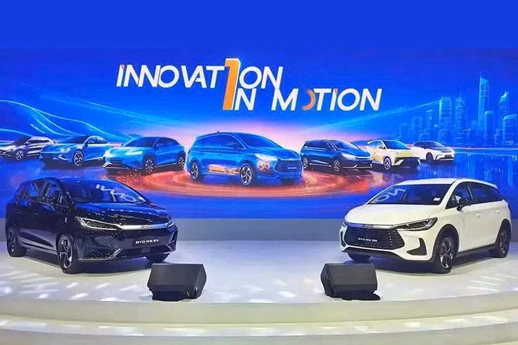 BYD M6 DM phiên bản bản cao cấp nhất Cross Superior với thiết kế mang hơi hướng SUV, xe cũng có sự khác biệt về mặt thiết kế so với M6 thuần điện. Cụ thể, bản DM sở hữu lưới tản nhiệt lớn và phồng hơn, gợi nhớ BYD e6 đời trước nhưng có thiết kế thoáng hơn để dẫn khí làm mát cho động cơ xăng. Hai bên là các hốc gió nằm ở góc chữ L trong khi cụm đèn pha được tạo hình mềm mại. Nẹp trang trí màu bạc trên lưới tản nhiệt vẫn được giữ lại.