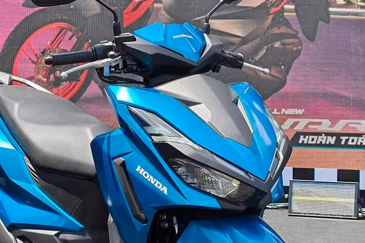 Về tổng thể kiến trúc, Vario 125 2027 vẫn duy trì ngôn ngữ thiết kế gọn gàng, góc cạnh đặc trưng với hệ thống chiếu sáng hoàn toàn bằng công nghệ LED có dải nhận diện hình chữ "V" sắc sảo ở phần đầu xe. Mặt sàn để chân dạng phẳng được giữ lại nhằm tối ưu không gian để chân và sự tiện lợi khi di chuyển hàng ngày.