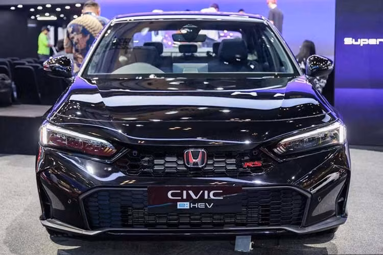 Tại Indonesia, Civic RS chỉ được phân phối với hệ truyền động hybrid e:HEV, đồng nghĩa tất cả xe bán ra đều được trang bị công nghệ S+ Shift. Honda hiện chưa công bố giá bán của phiên bản nâng cấp, trong khi mẫu Civic e:HEV RS đang được phân phối tại thị trường này có giá khoảng 699 triệu Rupiah (khoảng 1 tỷ đồng).