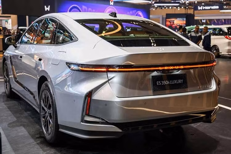 Theo công bố của Lexus, ES350e có thể di chuyển tối đa 685 km theo tiêu chuẩn CLTC của Trung Quốc. Nếu quy đổi theo chu trình WLTP, phạm vi hoạt động ước tính vào khoảng 560 km sau mỗi lần sạc đầy.
