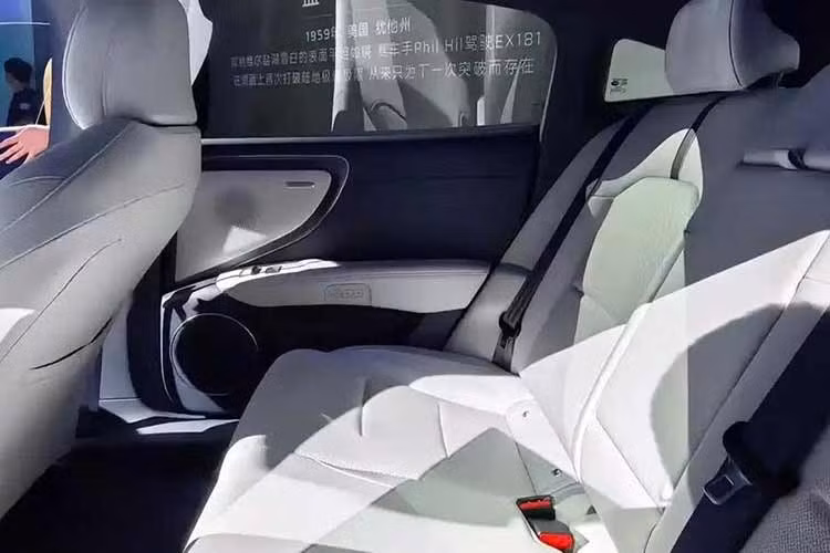 Xe có thể tăng tốc 0-100 km/h trong 6,9 giây. Trong khi đó, các phiên bản có cảm biến LiDAR và dùng cùng bộ pin này sở hữu phạm vi hoạt động 610 km theo tiêu chuẩn CLTC. Các phiên bản cao hơn sử dụng bộ pin NMC 3 thành phần dung lượng 91 kWh do CATL sản xuất.