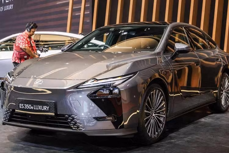 Trong khuôn khổ Triển lãm Ô tô Quốc tế Gaikindo (GIIAS) 2026, Lexus đã chính thức giới thiệu ES thế hệ thứ tám tại thị trường Indonesia. Đáng chú ý, bên cạnh phiên bản hybrid quen thuộc, dòng sedan hạng sang này lần đầu tiên có thêm biến thể thuần điện.